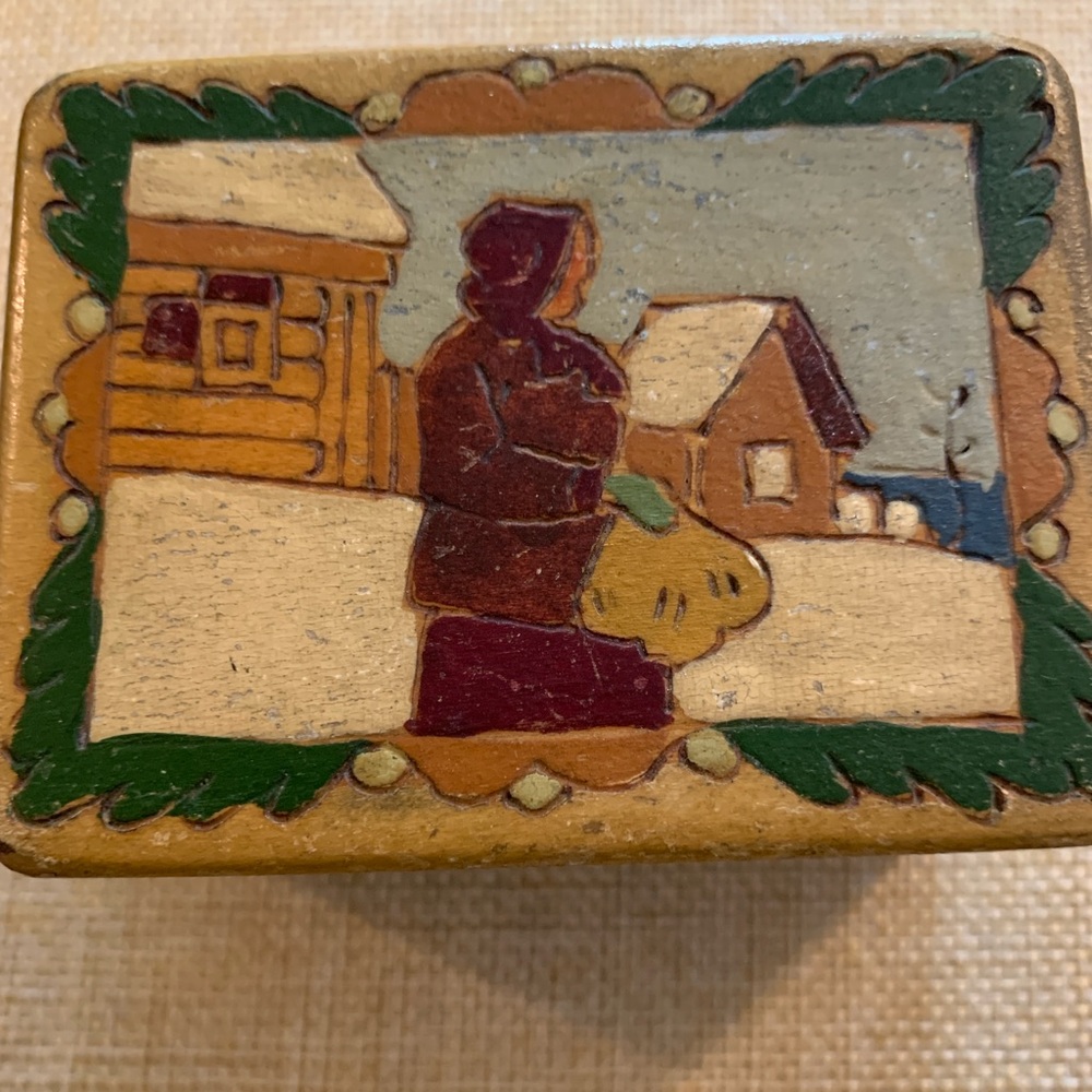 Antique Russian trinket box. Hand carved and painted. - Picture 10 of 10